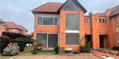 Rentahouse Vende bella Casa de dos Niveles mas altillo en Conjunto Cerrado con vigilancia permanente, con excelente iluminacion natural, buenos espacios y acabados, consta de sala con chimenea , comedor, estudio, cocina y zona de ropas, 3 habitaciones , la principal con baño privado y balcon, zona verde privada, conjunto de 32 casas, con salon social, ginmnasio, parque infantil y zona de juego... - 25-419