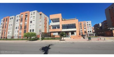 Hermoso apartamento remodelado en el prestigioso Conjunto Aranjuez, excelente ubicación, vista exterior, consta de sala comedor, cocina con area de lavado integrada, pequeño estudio, 3 alcobas, 2 banos y 1 parqueadero descubierto. Piso 6 con acceso por escaleras. El conjunto cuenta con gym, parque infantil, sala de juegos, salon comunal, vigilancia privada y mas. Contactanos!! - 25-567