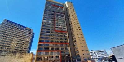 Rentahouse vende excelente oficina en el Centro Internacional de Bogota, con espectacular vista a la ciudad y muy buena iluminacion natural.

Consta de 2 ambientes, area de cocineta, 2 baños y parqueadero propio cubierto.

Ubicada dentro de Edificio Inteligente, con ascensores, acceso controlado, gimnasio y vigilancia 24 horas.

Para mayor informacion, contactanos. - 25-662