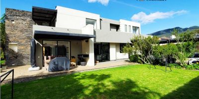 Rentahouse vende hermosa casa en Hacienda San Simón, Unidad Residencial El Laurel.

Ideal para vivir alejado del caos de la ciudad y disfrutar de la naturaleza a solo 25 minutos de Bogotá, ven a vivir en un complejo residencial seguro, hermoso, rodeado de la naturaleza, con un diseño exclusivo que permite la perfecta integración de los jardines con cada espacio de la vivienda.

CONTACTANOS. - 25-701