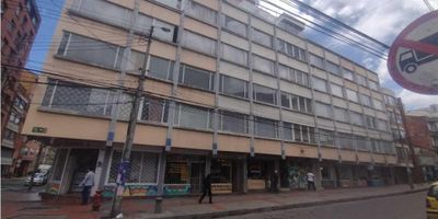 Rent-A-House Colombia Vende Apartamento Totalmente amoblado, arrendado por habitaciones, rentado 4.2 millones mensuales, se entrega con contratos fijos, cuenta con garaje cubierto, servicios estrato 3, excelente ubicación chapinero central cerca de comercio, bancos, universidades, centros comerciales, con buenas vias de acceso. Excelente Oportunidad de inversión. - 25-325