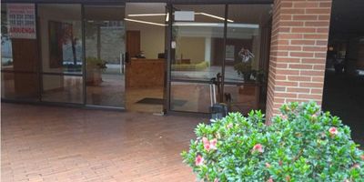 Rentahouse Vende amplia oficina muy bien ubicada, cerca de vias de acceso, restaurante, vigilancia las 24 horas, camara de seguridad, salon de conferencias, dos puestos de estacionamiento cubierto, 5 puestos de trabajo, espacio para cocineta, un bano. Llama tu asesor de confianza. - 25-610