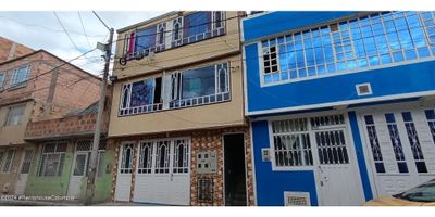 Rent-A-House Vende Casa comercial en Bosa San Bernardino, ideal para inversion. Consta de 1 apartaestudio y 5 apartamentos de 2 alcobas todo distribuido en  3 niveles. los apartamentos del 1er piso con entradas independientes cada uno, y otra entrada para los apartamentos del 2do y 3er piso. Cerca de transporte público, colegios y mas... No espere mas y contactanos! - 25-583