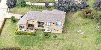 Descubre tu próximo gran movimiento financiero con esta hermosa casa en Yerbabuena. Esta propiedad te garantiza un retorno anual del 3% sobre la inversión. Con una ubicación privilegiada, y meticulosamente mantenida, donde podra disfrutar de un ambiente rodeado de naturaleza y una espectacular vista al valle de sopo, cuenta con un lote de 2.294 M2, y 336 M2 de Construcción en 2 niveles. 1 nivel: Entrada principal, una muy amplia sala, comedor separada por una chimenea natural, techos altos todos en madera abaco y ventanales amplios que hacen que la iluminación natural se destaque, baño social, cocina intregral tipo isla con muy buen espacio para almacenamiento, comedor auxiliar, terraza exterior con pergola con una vista panoramica al valle de sopo, estudio, habitación principal con salida al jardín interior, un gran walking closet y baño con jacuzzi. habitación para TV o family room, zona de ropas, depósito cuarto y baño de servicio, parqueadero con pérgola. 2 nivel: hall de habitaciones, 3 habitaciones cada una con su baño walking closet y baño privado y terraza con vista exterior. La casa esta rodeada por todo el jardin exterior y su elevación hacen de su vista algo excepcional. Contactanos para mas Información y agenda tu visita. - 25-316