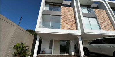 Espectacular casa en venta 
en uno de los conjuntos mas apetecidos de la ciudad, cuenta con espacios amplios, zonas sociales muy completas,  3 habitaciones, piscina y mucho mas... Para mas informacion LLama Yaaaaa!!!! - 25-291