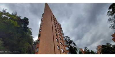 Vendo Espectacular apartamento completamente remodelado en Rosales donde podrás disfrutar una increíble vista de la ciudad.  Al ingresar al apartamento en ascensor privado llegaras a un recibidor el cual te guiara a una hermosa zona social muy amplia donde se conjuga a la perfección una gran sala junto con un espectacular comedor integrado a una cocina abierta. Baños Italianos, sala de tv, estudio - 25-382