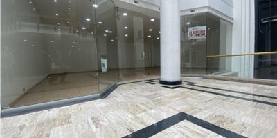 Se VENDE increible Local Comercial esquinero en Centro Comercial Hacienda Santa Barbara perfecto para INVERSIONISTAS ya que esta rentado uno de los lugares mas emblematicos del norte da la ciudad Cuenta con 1 salon grande y 2 espacios privados que sirven como oficinas o deposito Ubicado cerca del hotel, bancos, la feria de gastronomia saludable, etc. Tiene 2 parqueaderos - 25-490