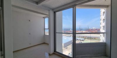 Venta de apartamento con espectacular vista en El Campestre. Ubicado estratégicamente cerca de vías principales, frente al puerto de Contecar y a 30 minutos de Playa Blanca. Tiene dos habitaciones, dos baños y un estudio que puede convertirse en una tercera habitación, sala-comedor y cocina. El edificio ofrece piscina para niños y adultos, parque infantil, vigilancia 24h y dos ascensores. - 25-558
