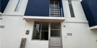 Casa en venta iluminada y acogedora dentro de conjunto, la cual cuenta con dos habitaciones, tres baños, un parqueaderos,estudio, sala, comedor, cocina integral, patio de ropas, pisos en cerámica, y muy buenos acabados. amplios accesos y vías internas pavimentadas, zonas verdes, hermosos jardines y arborización, ambiente campestre y silencioso. - 25-292