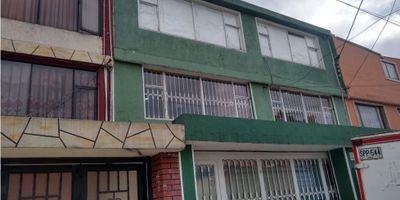 Rent-A-House venda Casa Comercial en el Barrio Hipotecho Sur - Kennedy, cuenta con tres niveles, actualmente el 1er nivel es utilizado para almacenaje, el segundo nivel, para áreas de oficina, 2 oficinas, sala de juntas, cocineta, baños, y área de almacenaje, en el 3er nivel se utiliza como bodega. Gran oportunidad de inversión llama ya ... - 25-743