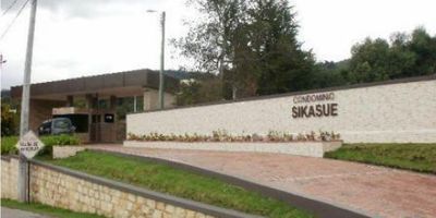 Rentahouse Vende Bello Lote Residencial en Condiminio Exclusivo cercano al peaje Los Patios , el condominio cuenta con cancha de tenis, futbol, iglesia, reservorio de agua, dos lagunas, Salón comunal, Seguridad 24 horas, unico condominio con Acueducto privado y permisos legales vigentes, Excelente Oportunidad de Construir la Casa de tus Sueños, Llama ya - 25-426