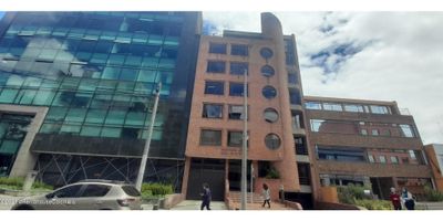 Excelente oficina ubicada en Antiguo Country, gran oportunidad de inversión, actualmente esta arrendado, tambien se puede adecuar a vivienda ya que el edificio es residencial, excelente ubicación, sector residencial-comercial, a escasos metros de la calle 85, zona T, cuenta con cocineta y divisiones para 6 oficinas privadas, vigilancia privada y parqueadero asignado en servidumbre. Llama ahora!! - 25-629