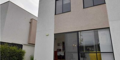 Casa en venta dos pisos en Parque Natura Jamundi, esquinera e independiente, con excelente iluminación y ventilación natural. Cuenta con 3 alcobas (la ppal con baño y Vestier), sala de televisión , cocina abierta, sala comedor con acceso al gran patio, zona de oficios, un baño social, depósito y dos parqueaderos privados. La unidad tiene piscina para adultos y niños, turco, parque, gimnasio. - 25-459
