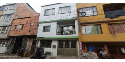 Casa en venta en Suba Santa Cecilia, espaciosa casa con tres apartamentos independientes, cada uno cuenta con cocina, zona de lavandería y baños independientes. El primer nivel incluye parqueadero para carro y moto.
¡Invierte en esta excelente propiedad! - 25-1205