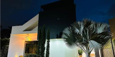 Arriendo Casa Amoblada de 3 dormitorios 2 baños 4 puestos de parqueaderos exclusivos  en  las afueras de cucuta rodeada de naturaleza, amplia con acabados de primera y muy modernos. espacios de entretenimientos para toda la familia, si deseas mas informacion llama - 25-406