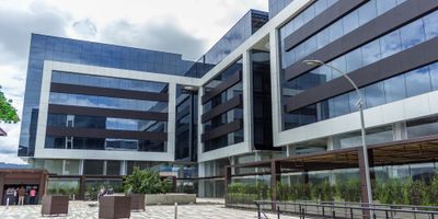 Rentahouse Vende Consultorio con todas las adecuaciones exigidas por la Secretaria de Salud, ubicado en el   el complejo medico y empresarial mas importante de la sabana de Bogota,  cerca de bancos, notarias, restaurantes, centros comerciales, de facil acceso a transporte publico, incluye administracion. LLama ya - 25-417