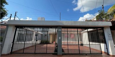 HERMOSA CASA PARA LA VENTA , CONSTA DE CINCOHABITACIONES, CUATRO BAÑOS, SALA DE RECIBO, SALA, COMEDOR, BALCON, PATIO JARDIN, GARAJE PARA TRES VEHICULOS, ZONA DE LAVADO, JARDIN. LIBRE DE DEUDAS. LLAMANOS PARA MÁS INFORMACIÓN. - 25-729