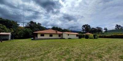 Rentahouse vende espectacular lote en Tabio de 1651mts2, con amplia casa que consta de un area construida de 260mts2, amplia sala comedor, cocina, 4 alcobas, 2 baños, zona de ropas independiente, cuarto y baño de servicio, parque infantil, zona BBQ, con acceso al Rio ubicado detras del lote.

No dejes pasar esta gran oportunidad, contactanos. - 25-654