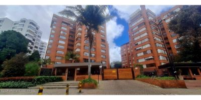 Se vende exclusivo apartamento en Altos del Country, exterior esquinero en La Calleja con vista al occidente y sol de la tarde, ubicado en un 6º piso con doble ascensor, que se destaca por su amplitud, excelente distribución e iluminación natural; cuenta con sala con chimenea, 4 habitaciones (principal con baño), 5 baños, estudio, hall de alcobas, comedor auxiliar, patio de ropas, cuarto y baño de servicio, 2 parqueaderos independientes y depósito. El conjunto ofrece bellas áreas sociales con zona BBQ, parque infantil, sauna, turco, cancha de squash y gimnasio. Ubicado en el vibrante norte de Bogotá, combina lujo, naturaleza y conectividad, a pocos minutos de la calle 127, cra. 15, av. 9, av. 19, calle 134, cra. 7, Transmilenio, HomeSentry, Carulla, Mc Donald's, Farmatodo, Unicentro, Usaquén, Multicentro, Parque El Country, Éxito, universidades y clínicas de prestigio como Reina Sofía, Nuevo Country, Colsubsidio y El Bosque. LLAMA YA! - 25-1776