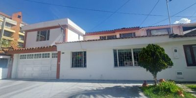 Rentahouse Vende Estupenda Casa en La Alhambra, amplios y comodos espacios  muy  iluminados  , sala comedor, salón de televisión, estudio, salón de música, gym y patio techado para BBQ, 4 amplias habitaciones más servicio. El hogar que estás buscando., excelente oportunidad , LLAMA YA!!!!! - 25-366