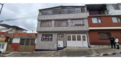 Hermosa casa en venta para rentar en San Cristobal Sur. Casa con amplios espacios consta de 2 apartamentos y 4 habitaciones independientes, totalmente remodelada, cómoda y cuenta con excelente ubicación, fácil acceso a transporte público, cercana a colegios, iglesias, estaciones de servicio, zona residencial y comercial. No espere más para hacer una excelente inversión y contactemos!!! - 25-572