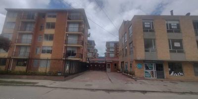 Rent-A-House Colombia Vende Apartamento en chía, piso 5 con acceso por escaleras, sala, comedor, con  balcón, zona para estudio, cocina abierta, lavanderia, habitación con balcón y baño privado, tiene un altillo con escaleras, para ser utilzado como habitación adicional o estudio. tiene su parqueadero privado, cojunto cerrado con vigilancia, parque infantil, salon comunal, bicicletero, Parqueadero para visitantes, excelentes vias de acceso, comercio, supermerdados, buen transporte publico cerca a la variante principal. Contactanos para mas información. - 25-1736