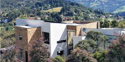 Rentahouse Vende Exclusiva Casa en Bosque de Encenillos , en La Calera, conjunto cerrado con vigilancia permanente, rodeada de naturaleza y tranquilidad, a solo 15 minutos de peaje de Los Patios, con un area de 590 mts distribuidos en : casa de 340 mts , terraza de 150 mts y un apartamento de 100 mts, Los espacios son comodos, lindos acabados, vista privilegiada, chimenea a gas, cocina abierta, Esta es una oportunidad unica para vivir en un lugar privilegiado, con ambiente campestre y un vista de Ensueño, LLAMA YA!!!!! - 25-442