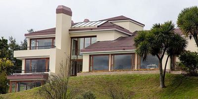 Rentahouse, Vende Imponente Casa Campestre en exclusiva zona, con la tranquilidad del campo, aire puro y hermosa vista en una hectarea de lote con casa para mayordomo, amplios espacios, con semisotano , zona humeda , terrazas con inigualable vista, BBQ y jardines. Casa mayordomo: 72m 
- 2 cuartos 
- 1 baño
- Sala, comedor
- Cocina
- 2 bodegas 

* Casa principal
- Primer piso: 
- Hall de entrada 
- Cocina con comedor auxiliar 
- Cuarto de ropas 
- Cuarto de servicio con baño 
- Baño social 
- 2 salas 
- Comedor 
- 3 cuartos cada uno con baño 

* Semisótano: 
- Salón de juegos 
- Baño 
Bodega 

* Segundo piso: 
- Biblioteca, estudio (terraza) 
- Gimnasio (baño, baño turco, bodega y terraza)
- Cuarto principal (walkin closet, baño y jacuzzi )
* La casa tiene tres terrazas y cinco chimeneas, bbq, y jardines muy bonitos. - 25-363