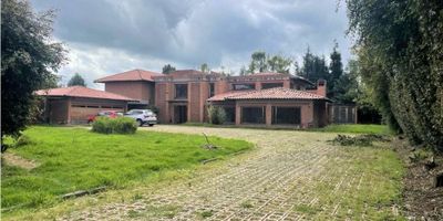 Rentahouse Vende PARA REMODELAR Espectacular Casa, Amplios espacios, iluminacion natural, 4 amplias habitaciones con walking closet y baño privado,  estudio privado, sala comedor independientes, cocina en isla con comedor auxiliar y plancha tempayaqui, zona de ropa independiente , cuarto y baño de servicio, zona humeda con sauna, turco y jacuzzi, con lote independiente de 4.800 mts, con uso d - 25-420