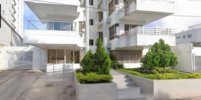 ¡Vive en la exclusividad de Manga! Venta de apartamento en el prestigioso Edificio Balcones de la Rochela, en el exclusivo barrio de Manga. Este espacioso apartamento de 200 m² ofrece tres habitaciones, cada una con baño privado, un baño social, y un cuarto de servicio con baño. La cocina, amplia y de madera, ha sido remodelada para brindar mayor comodidad. Además, cuenta con un área de esparcimiento ideal para TV o estudio, balcones con vista hacia la calle y el estacionamiento, y estacionamiento para dos vehículos, con espacio adicional para visitantes. El edificio incluye planta eléctrica con cobertura total y un ascensor que llega directamente al apartamento. ¡Descubre el estilo de vida que mereces en este elegante y cómodo hogar! - 25-630