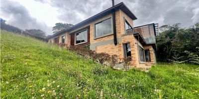 Rent-A-House Colombia Te presenta para venta una magnífica casa ubicada en los cerros de yerbabuena, vista a los valles de sopo, ubicada estratégicamente, en contacto permanente con la naturaleza, convirtiéndola en un oasis que podrás disfrutar cada día. Se trata de una casa muy amplia, de estilo clásico donde predomina el contraste entre la madera y el verde de sus jardines. El ingreso a la casa a través de sus amplios ventanales, que le dan suficiente luz y calor durante todo el día. Sin duda es una casa ideal para tu familia, ya que posee amplios espacios y espacios adicionales que puedes convertirlos en habitaciones en caso de que lo desees. Cuenta con una amplia y acogedora sala, que podrás disfrutarla encendiendo la chimenea en aquellos días fríos o lluviosos. Cuenta con espacios independientes de sala y comedor al igual que el estudio privado. 1 habitación principal con:
*Baño privado y Jacuzzi.
* Walking Closet
* Vista natural y salida independiente a la terraza principal.

 1 habitación de huéspedes con:
* Baño privado
* Walking Closet
* Vista natural con ventanal.

* Cuenta adicional con salón de estar con cama y baño y estudio completamente independiente con chimenea de leña.
* Baño social independiente
* Cuarto de servicio con baño y salida independiente
* Zona de ropas independiente.
* Salón de estar
* Chimenea a gas entre la sala y el comedor 
* 5 baños en total en toda la casa.
* 2 parqueaderos
* Terraza Exterior Cubierta de 79 M2 con deck en madera
* Estado: Muy bien mantenida
* Antigüedad Construcción: 2 años 
* Estrato: 5 rural
* Valor administración: $680.000

Agenda tu Visita LLama Ya. - 25-1897