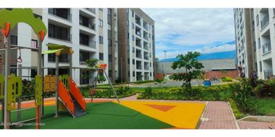 Apto en arriendo para estrenar en Parque Natura (zona de expansión sobre la Avenida Cañasgordas).Cuenta con cocina de concepto abierto, sala-comedor, 2 alcobas (ppal con vestir), 3 baños (uno en la alcoba ppal), balcón, estudio, zona de oficios, 1 parqueadero propio, ascensor, 2 piscinas, turco y gimnasio, salón social con zona BBQ, canchas, juegos infantiles,cerca al CC Alfaguara y Parque Natura - 25-1931