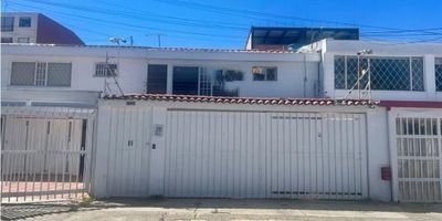 Rentahouse Vende Casa Reformada, con generosos espacios, puede ser utilizada para empresa a puertas cerradas,zona residencial, muy bien ubicada a media cuadra de la autopista y de la estacion del transmilenio ( cardio infantil), la casa tiene actualmente espacios de almacenaje, 4 parqueaderos cubiertos, se acepta permuta hasta un 30% del valor o vehiculo, cercana a comercio, parques, calle ciega con bahia de parqueo, Excelente precio de metro cuadrado, LLAMA YA!!!! - 25-452