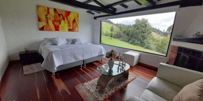 Se vende espectacular finca en subachoque a puerta cerrada con elegancia y decoracion campestre moderna, con terreno de 9580 m2, casa principal de 265 m2, tiene 2 pisos,3 habitaciones, 3 baños, sala, comedor, cocina, chimenea. Adicional tiene casa para cuidadores. la propiedad cuenta con un NACEDERO DE AGUA monitoreado por la car y tiene una vista 360 hacia la montaña. - 25-1725