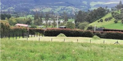 DE OPORTUNIDAD!! Rentahouse Vende magnifico Lote en Vereda El Marquez, en conjunto cerrado, sin pago de administracion, casi plano con servicios publicos, conjunto con porton electrico,a 35 minutos  por El Codito, uso de suelo: habitacional, Comercio grupo 1 y 2, institucional grupo 1 y 2, recreativo, agropecuario, una excelente oportunidad de Inversion, documentos al dia, LLAMA YA!!! - 25-436