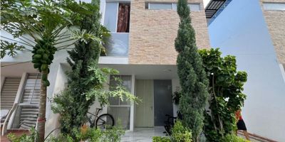 Espectacular e iluminada casa, con un área de 86  m2, excelente distribución de espacios, cuenta con cuarto habitaciones, sala - comedor, cocina integral mixta , zona de ropas, 4 baños , pisos en porcelanato, amplio estacionamiento para un vehículos, El conjunto ofrece portería con vigilancia, parques, zonas verdes, canchas múltiples, parqueadero de visitantes y mucho mas.... - 25-1771