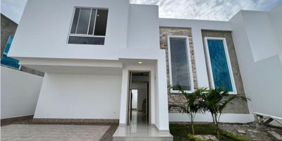 Te presento esta casa de lujo  en uno de los condominios mas exclusivos de la ciudad de cucuta, cuenta con acabdos de lujo y con un alto indice de valorizacion. Esta espectacular casa cuenta con tres habitaciones con baño, un baño auxiliar en el primer piso, sala amplia, comedor,  cocina, zona verde y patio de ropas. El condominio con sus zonas sociales con un estilo resort te haran sentir e - 25-1746