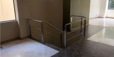 Oficina  duplex en venta  en Centenario, de uso comercial y residencial, con área de recibimiento y escaleras que lo dirigen a la zona de trabajo, depósito y un baño completo, 2 parqueaderos cubiertos. Está en la planta baja de un edificio. Seguridad las 24 horas. 
Ubicada en un lugar estratégico de Cali, permite  desplazarse fácilmente a cualquier lugar de la ciudad- - 25-496