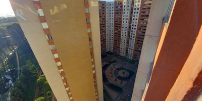 Se vende acogedor apartamento ubicado en Piso 19, con espectacular vista al Humedal del Jaboque y excelente iluminación natural.

Cuenta con 3 cómodas alcobas, 2 baños completos (1 en la alcoba principal), sala comedor, cocina integral con zona de ropas integrada y depósito.

Dentro de Conjunto Residencial que ofrece amplias zonas comunes como salón comunal, plazoleta, parques infantiles, cancha de fútbol, zona para mascotas y parqueaderos de visitantes. Con fácil acceso a transporte público, vías principales y servicios. Contáctanos. - 25-1770