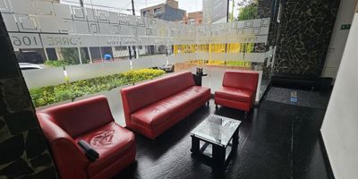 Rentahouse ARRIENDA espectacular oficina exterior muy bien ubicada en Pasadena, perfecta para consultorio o uso comercial. Es un espacio luminoso y agradable, ideal para recibir a tus clientes o pacientes en un ambiente cómodo y profesional. La oficina cuenta con excelente iluminación natural, lo que crea un ambiente muy agradable para trabajar CANON INCLUYE ADMINISTRACIÓN!! - 25-1895