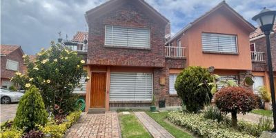 Rentahouse Vende Magnifica Casa Totalmente Remodelada en Conjuto Cerrado con vigilancia permanente, Espacios muy iluminados llenos de buen gusto , hermosos acabados ,  3 amplias habitaciones, estudio, patio cubierto para disfute de reuniones, zona de ropa independiente, 3 baños, balcon, el conjunto cuenta con bella zona verde , salon social, BBQ, zona de niños, con facilidad de acceso a vias .... principales, transporte publico, colegios, universidades, centros comerciales, comercio en general, sin dudarlo una excelente oportunidad de inversion, LLAMA YA!!!! - 25-1786