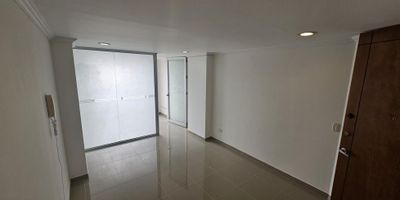 Rentahouse ARREINDA linda oficina para uso comercial, con excelente vista exterior, iluminación natural, excelente estado, vigilancia 7*24, baños en cada piso del edificio, Terraza, cocineta, ascensor muy cerca a calle 100, LLAMA YAA!! - 25-1896