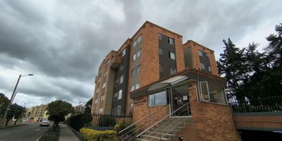 Apartamento en arriendo en San José del Prado en un 3er. piso con acceso por escaleras. Cuenta con sala comedor, cocina cerrada con área de ropas, instalación de gas, dos habitaciones (la principal con baño privado) mas un baño auxiliar con ducha, parqueadero cupierto, depósita. El Edif, tiene BBQ, Salón Social y Areas Verdes. - 25-1899