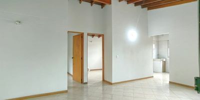 Este apartamento en arriendo, ubicado en el sector El Nogal, te ofrece una excelente combinación entre ubicación estratégica, comodidad y un precio ideal para la zona. Estarás a pocos minutos de la nueva Villa de Aburrá, la Avenida 80, la Avenida 33, el centro comercial Los Molinos, supermercados, rutas de transporte, parques y todo lo que facilita el día a día en Medellín. El inmueble se encuentra en un tercer piso de acceso por escaleras, un canon más competitivo frente a otras opciones del sector. Aunque no cuenta con parqueadero, su ubicación beneficia a quienes usan transporte público, bicicletas, motos o prefieren caminar a los múltiples servicios cercanos. Con aproximadamente 50m² bien distribuidos, este apartamento ofrece una sala comedor amplia e iluminada, balcón con buena ventilación, cocina integral funcional, zona de ropas independiente, dos alcobas cómodas y un baño completamente para estrenar, un detalle que agrega frescura, higiene y tranquilidad desde el primer día.Si 