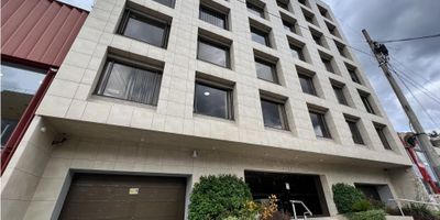 Se Vende Oficina Exterior en Espartillal, Chapinero. Es muy iluminada y elegante. Cuenta con 2 despachos con bibliotecas empitradas y mesa de juntas, todo en madera. A su vez, tiene un hall de entrada o recepcion, cocineta y bano ambos con mesones en marmol. Tiene 1 parqueadero independiente. La torre tiene 9 puestos de visitantes, porteria 24 horas, ascensor y planta electrica para areas comunes Informacion adicional del inmueble:
- El precio incluye todo lo que se ve en las fotos, inclusive los muebles.
- El uso de la oficina puede ser 24*7 segun las necesidades de los propietarios.
- La Oficina y el garaje cuentan con matriculas independientes.
- La Torre empresarial es completamente empresarial.
- La ubicacion es accesible a transporte publico y a vias principales. - 25-117
