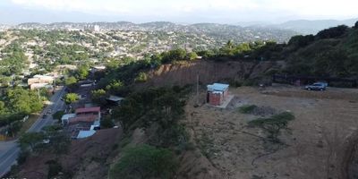 Lote en excelente ubicacion en zona industrial y via nacional urbano, con proyecto de inversion para futuras bodegas y otras construcciones .  Este lote cuenta con una vista panoramica y un frente de 260 metros sobre la autopista via cucuta el Zulia con una extension de 33,000 metros cuadrados. - 24-413