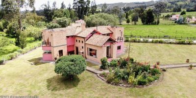 Se Vende CASA CAMPESTRE y DE HUESPED en BONZA PAIPA Diseno unico!!! CASA PRINCIPAL 1ER PISO Sala con chimenea Comedor Cocina Estudio Alcoba con bano Alcoba y Bano auxiliar con ducha Closets de linos 2DO PISO 2 alcobas con chimenea, vestier y bano privado, una con balcon y una con terraza. CASA DE HUESPEDES tiene banol costurero, terraza, garajes cuarto de servicio SE ACEPTAN FACILIDADES DE PAGO LOCALIDAD Vereda Cruz de Bonza, perteneciente al Municipio de Paipa, Departamento de Boyaca, Colombia.

Mas detalles sobre este inmueble:
CASA
Casa principal,
1er piso:
- Sala con chimenea y biblioteca incorporada
- Comedor
- 2 cocinas una a gas y otra con carbon
- Zona de lavanderia
- Despensa para guardar el mercado y sitio independiente para los elementos de aseo
- Alcoba o Estudio
- Alcoba con closets
- Alcoba con bano y ducha
- Closet para linos
- Bano para visitantes
- Terraza exterior.
Segundo piso:
- Alcoba con chimenea con vestier y bano privado con tina y Terraza
- Alcoba con chimenea con vestier y bano privado con tina y Balcon

Casa de huésped: Construcción independiente
1er piso:
- Cuarto y bano para servicio domestico
- 2 garajes independientes y cubiertos


2do piso:
- habitacion, costurero o estudio, con terraza y bano con ducha.

- La construcción es de un unico dueno, hecha en el ano 2000, posee los planos y las facturas del costo de la edificacion.


- Todas las habitaciones tienen Closets y el piso alfombrado o con tapete
- La casa posee Acueducto veredal, Energia electrica, Internet, Pozo septico ampliado en el 2023 ya que no hay alcanterillado.
- Tiene LA CONSTRUCCION DECLARADA
- POZO SEPTICO RECUPERADO EN MARZO 2024


CONJUNTO
- Hace parte de un conjunto de 13 lotes con un salón comunal para reuniones. Hay 7 casas construidas.
- Tiene como area comunò un salón de eventos
- El pago de la administracion Incluye la poda del cesped y limpieza de zanjas que lo hace el mayordomo que reside en el conjunto
- Conjunto situado en un sector resguardado y seg