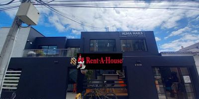 Rentahouse vende hermosa Casa para uso Comercial, con amplios y comodos espacios, completamente remodelada y adecuada para el funcionamiento de empresas, oficinas y consultorios.

Piso 1: 1 Local Comercial con area de almacenamiento y baño completo, 1 Local ideal para cafeteria, recepcion, sala de espera y amplio salon con baño.

Piso 2: 6 Oficinas, balcon, sala de espera y baño.

LLAMA YA. - 25-659
