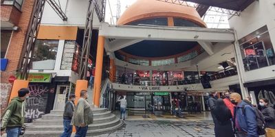 Rent-A-House vende espectacular local en el C. C. Via Libre, en uno de los centros comerciales favoritos por los estudiantes universitarios y los Bogotanos jóvenes, en un sexto piso, acceso exclusivo al local, para uso comercial, vista panorámica, banos publicos. Gran oportunidad de inversion llama ya ... - 25-794