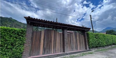 Bienvenido a tu refugio perfecto en la encantadora Vereda Guayabal, Chinácota. Esta cautivadora cabaña combina el encanto rústico con las comodidades modernas, ofreciendo un oasis sereno con un toque de lujo. - 25-205